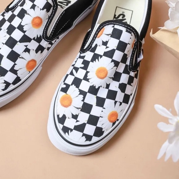 Vans Women’s Classic Slip-On  "Love Me/Love Me Not" Checker Daisy  VN0A5JMHB0B - Picture 3 of 11